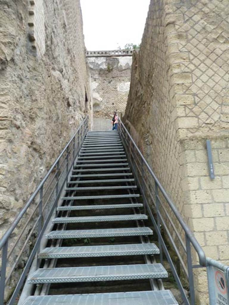Herculaneum, September 2015. Stairs up to the terrace of Balbus, from the beachfront.